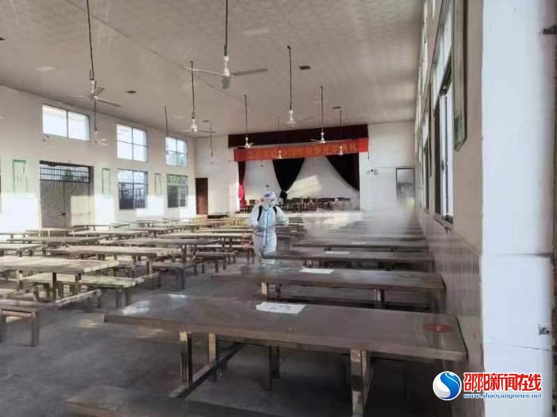 邵东市牛马司镇三尚学校：进行校园消杀迎复课