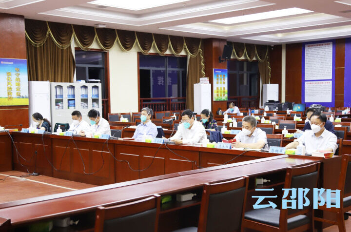 严华主持市委理论学习中心组（扩大）第十二次集体学习