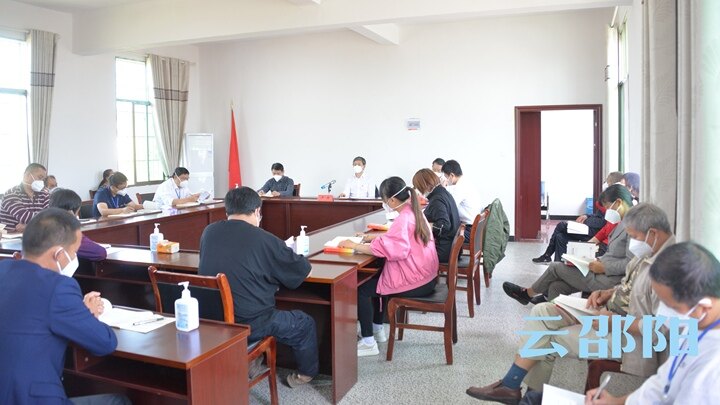 严华在邵阳县七里山园艺场飞云村宣讲党的二十大精神