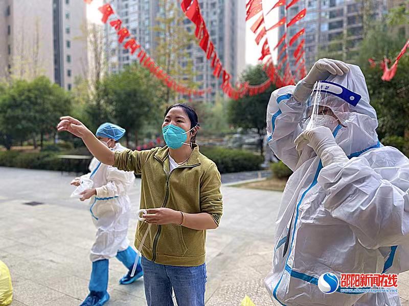 秋末冬初“桃花”艳——邵阳县志愿者邓桃花舍小家坚守“疫”线记事