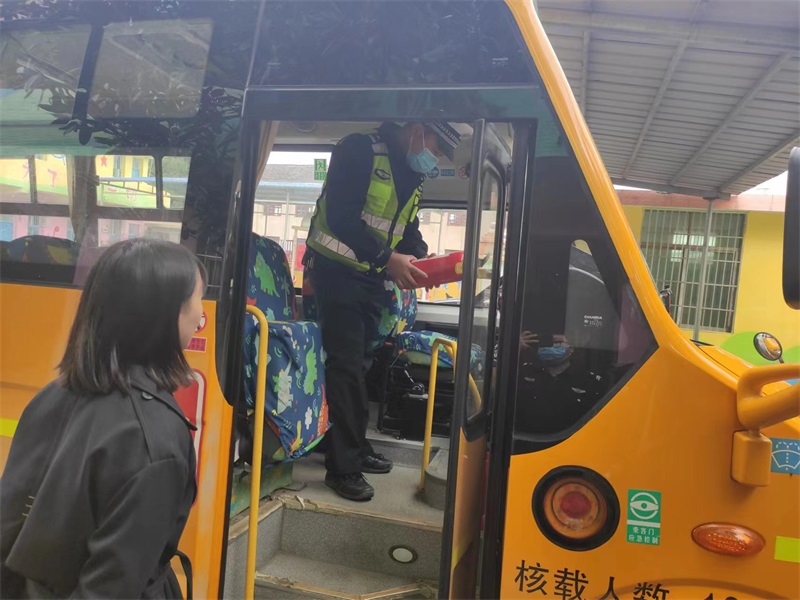 隆回县荷田交警中队联合开展校车安全专项检查
