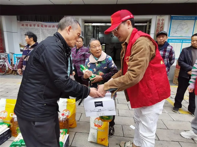 武冈市：“金晖湘伴” 敬老助困，“红小帽”在行动