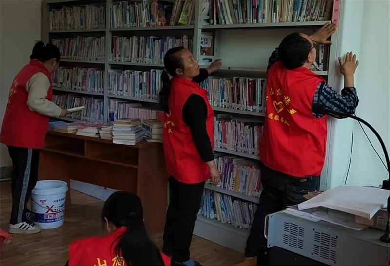 绥宁东山乡白岩村：小书入户 农家书屋赠书馈村民