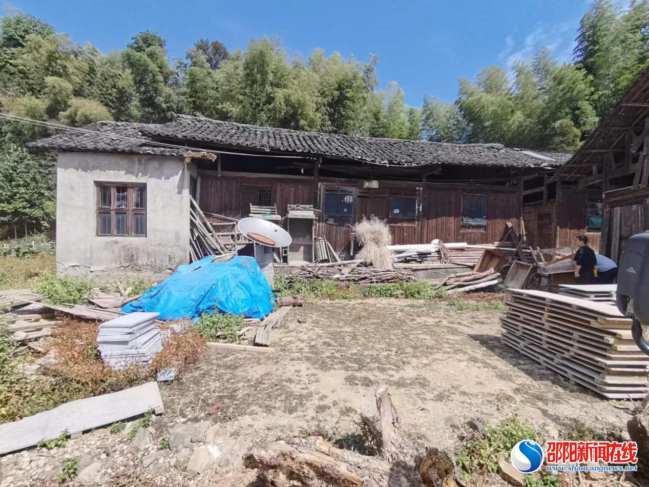 洞口县岩山镇：整顿危旧“空心房”美化乡村环境