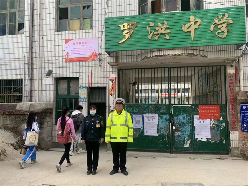 隆回县交警大队罗洪中队“助学岗”为学生保驾护航