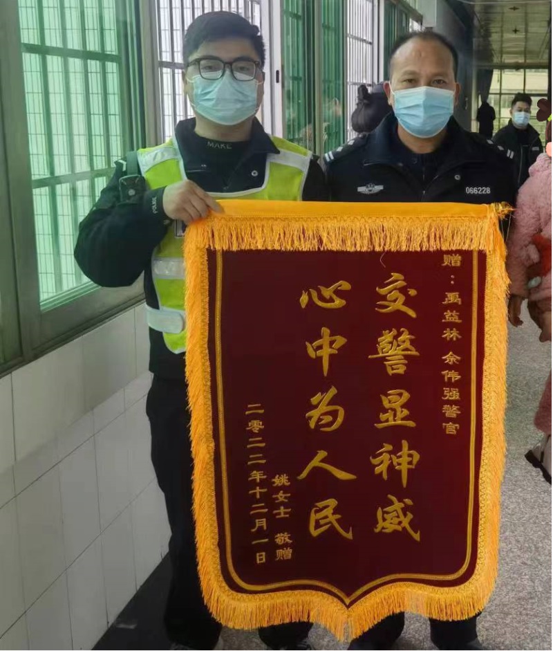 车辆剐蹭引纠纷 邵东交警用心调解赢民意