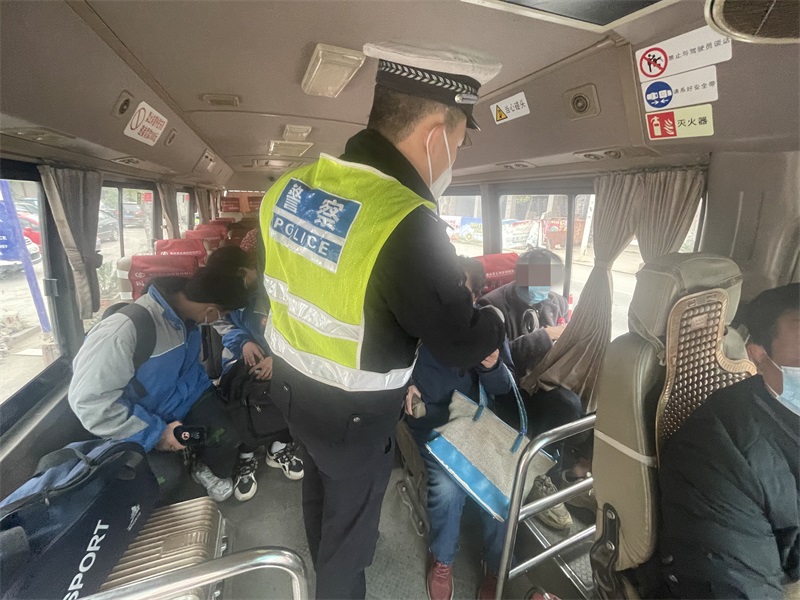 邵东交警开展不按规定使用安全带违法行为整治行动