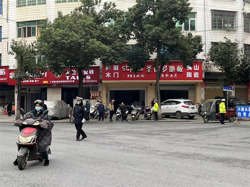 武冈交警：战严寒保畅通 严整治护民安