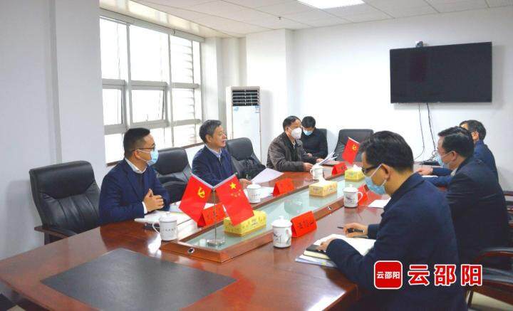 严华在市政府金融办调研并宣讲党的二十大精神