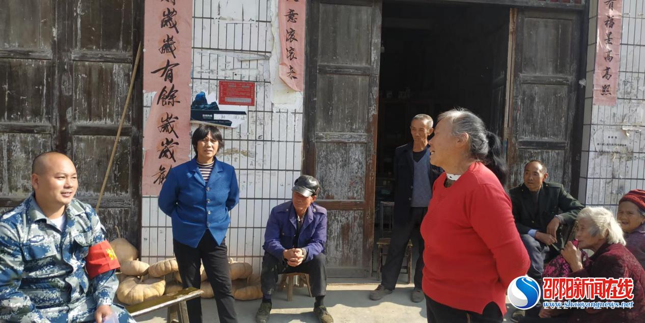 武冈市卫健局驻秦桥村工作队入屋场宣讲二十大精神