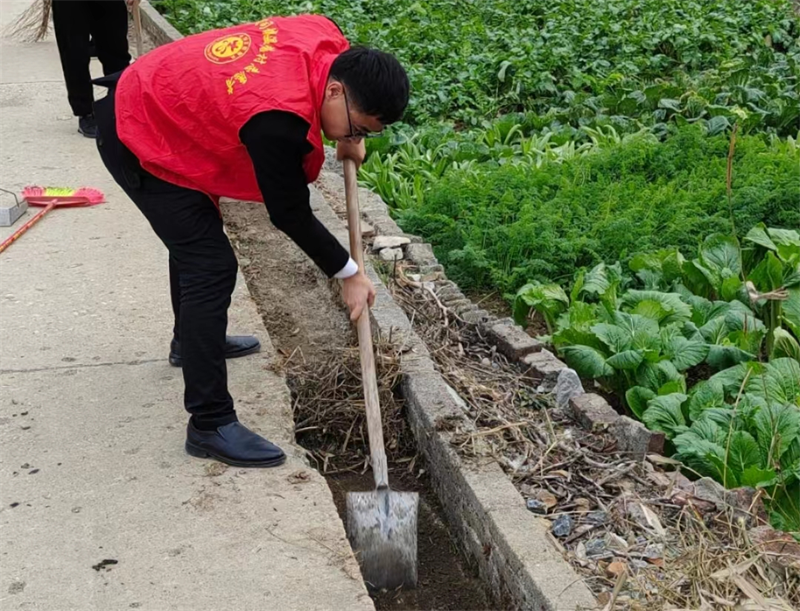 隆回县三阁司镇温塘村：疏通沟渠保灌溉 抗旱保苗解民忧