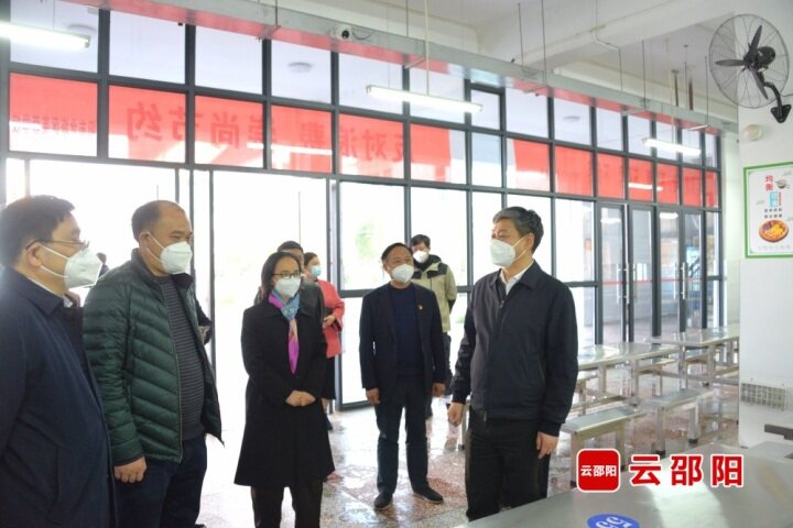 严华在市区调研督导食品安全工作：落实“四个最严”要求  确保“舌尖上的安全”