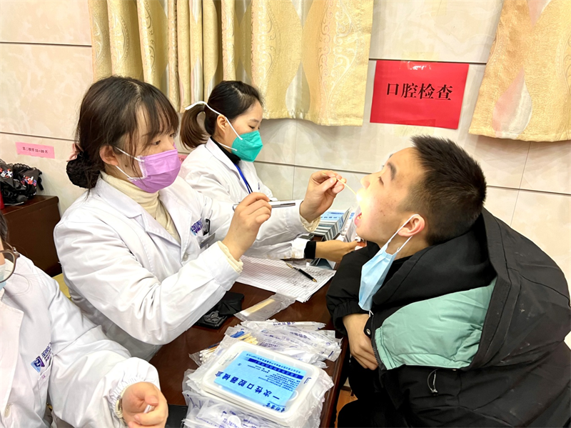 邵东市政协健康同行委员工作室举行口腔义诊进校园活动