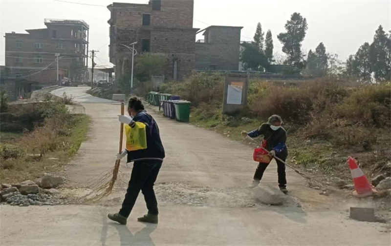 隆回县三阁司镇长铺：群众自发组织义务清扫公路