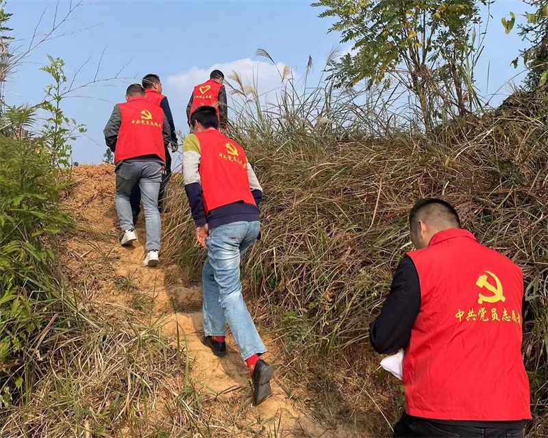 隆回县罗洪镇利用高科技手段“无人机”持续加强蓝天保卫战巡查
