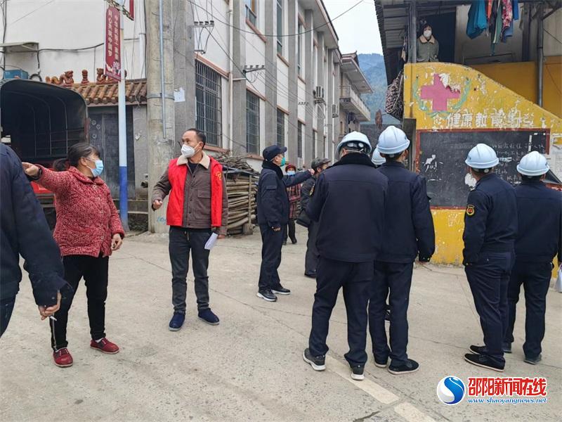 洞口县城管执法局在罗溪瑶族乡开展市容市貌整治