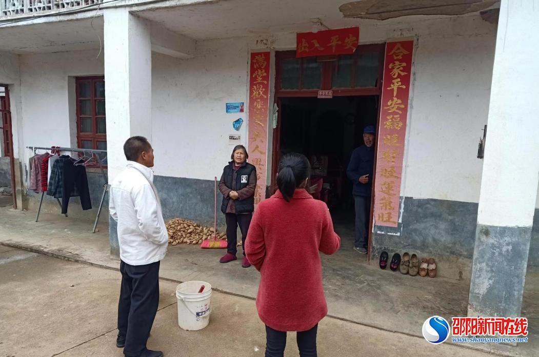 洞口县茶铺茶场管理区：老旧自建房配备消防器材筑起安全“第一道防线” 