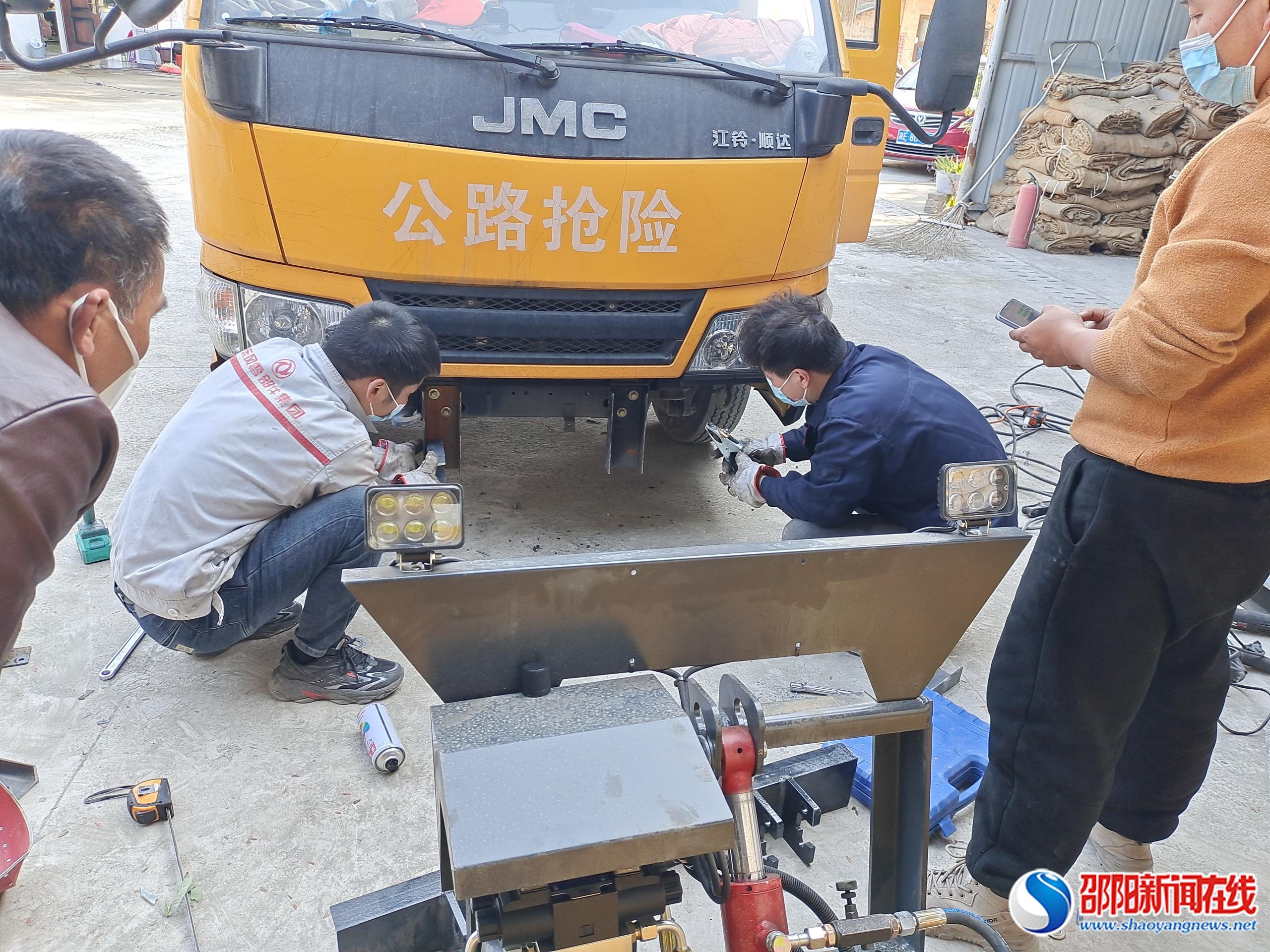 新宁县公路建设养护中心添雪铲为抗冰保畅做预案