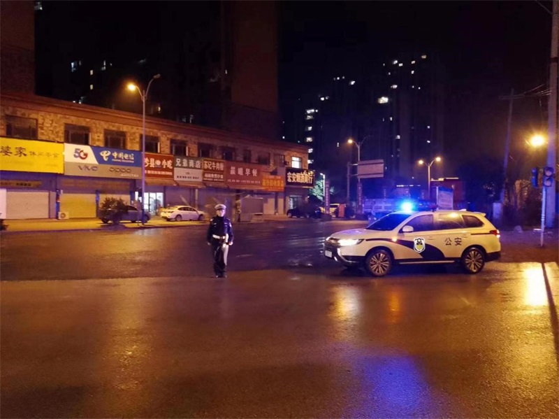邵东交警多措并举应对低温雨雪恶劣天气