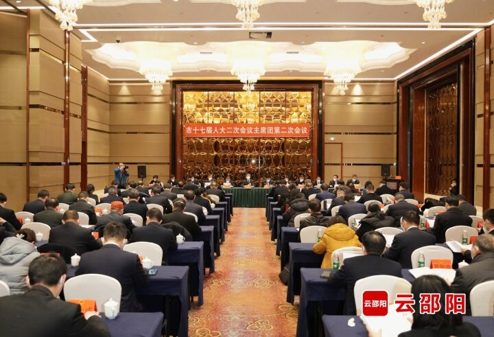 市十七届人大二次会议主席团举行第二次会议