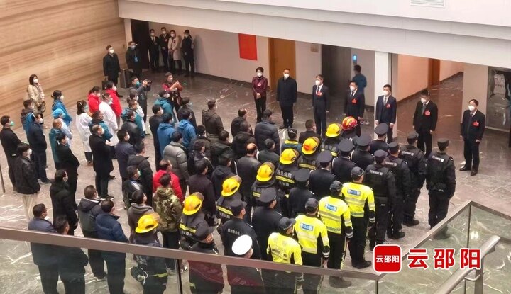 严华华学健等看望两会工作人员和新闻工作者