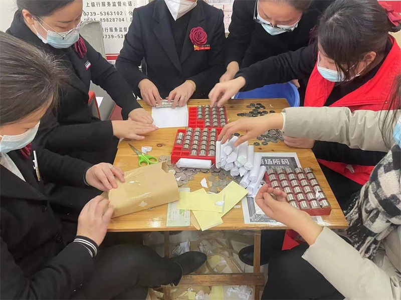 贴心服务暖人心   7小时兑换400余斤硬币