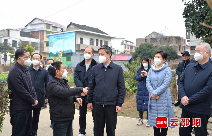 严华在市区暗访督导创文和爱卫工作