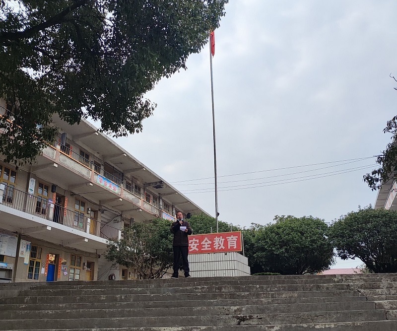 隆回县西洋江镇碧山中学组织全体学生进行安全教育活动