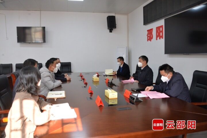 严华在市委群众来访接待中心坐班接访