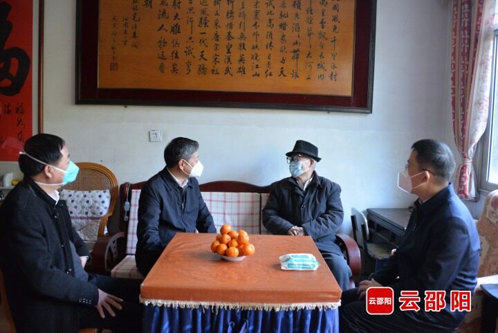 严华在市区走访慰问离休干部和厅级退休同志