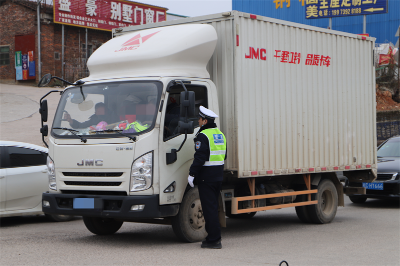 邵东市交警强化路面管控，全力备战春运
