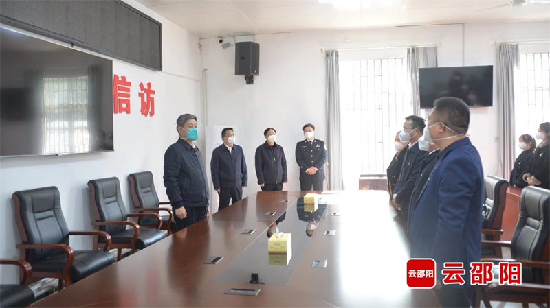 严华在市区走访慰问信访干部、医务人员和公安民辅警：全力守护社会安定人民安宁