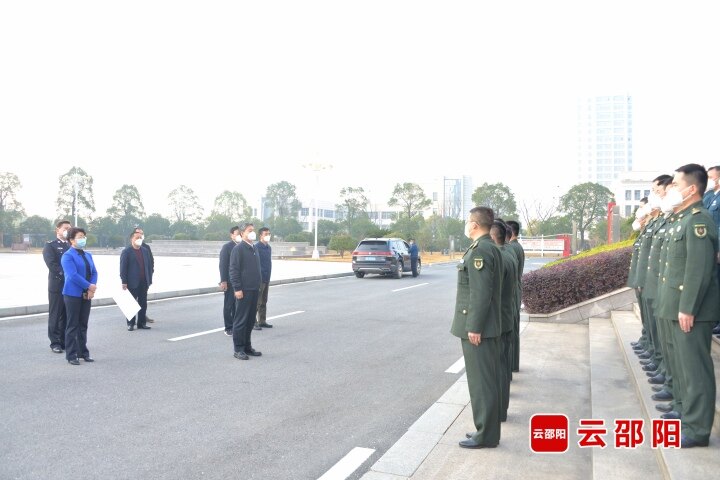 严华华学健走访慰问驻邵部队官兵和消防救援人员
