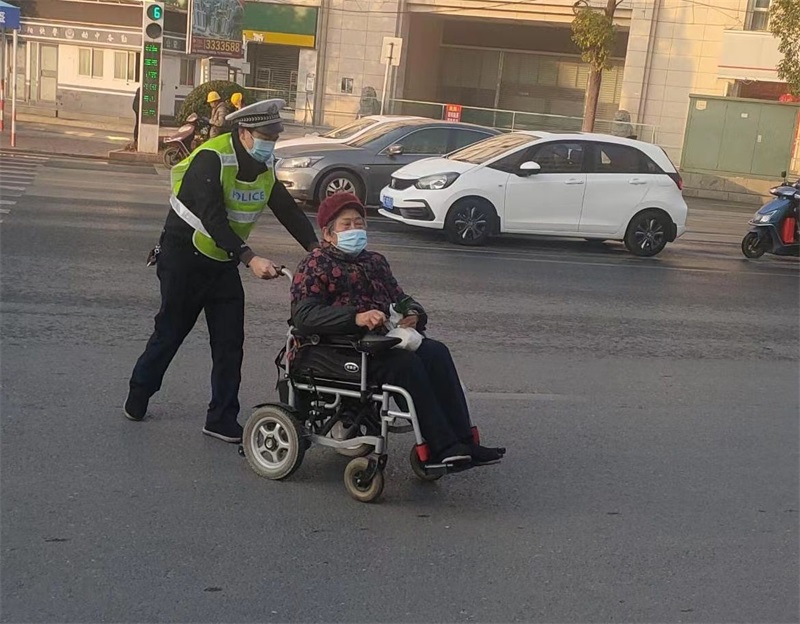 新邵交警：护送轮椅老人过马路 小小举动暖人心