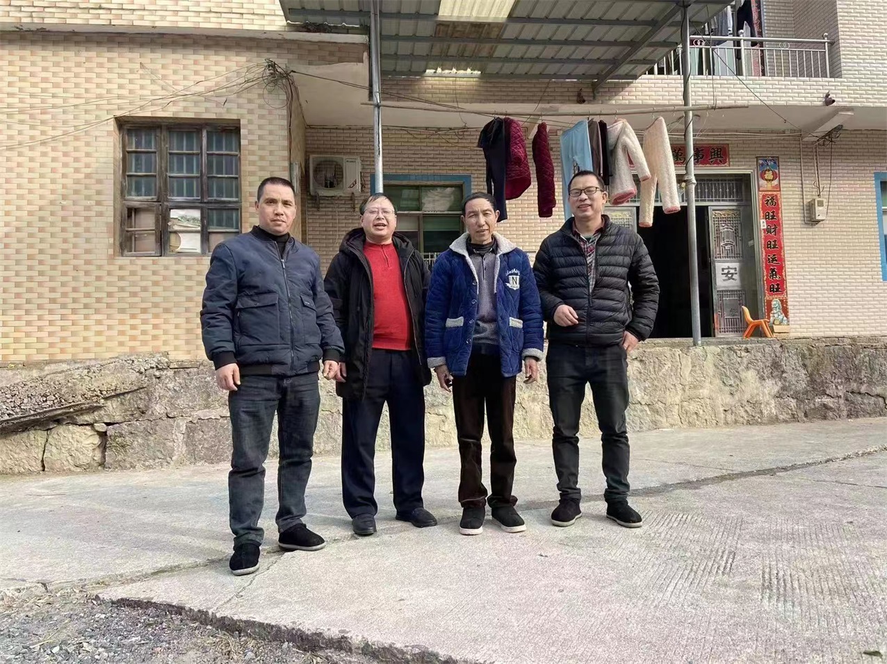 隆回县丁山小学走访慰问退休教师与老党员