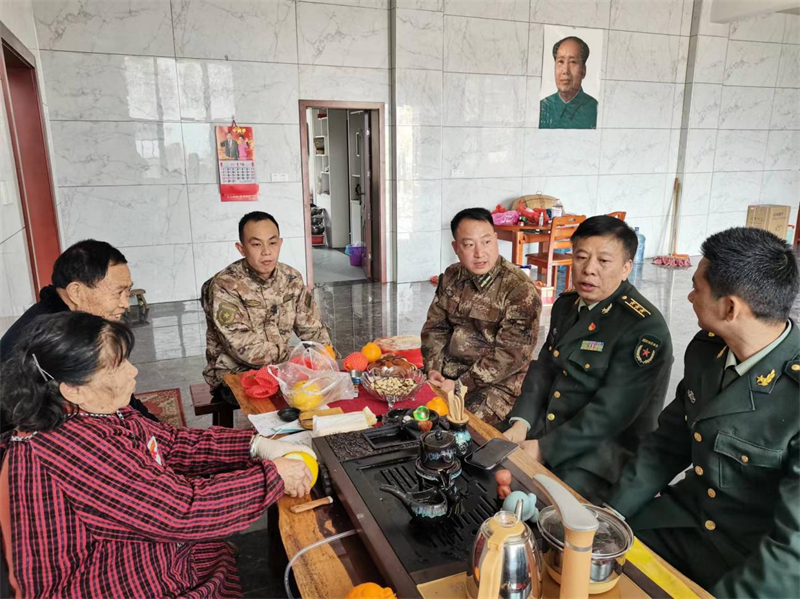 新邵县：军地联合春节慰问“暖人心”