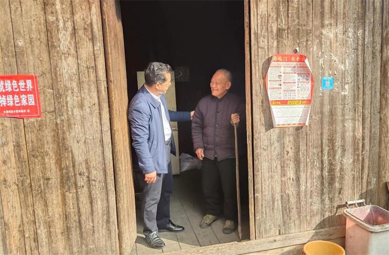 洞口县大屋瑶族乡宣讲党的二十大精神及检查安全生产、走访慰问困难群众
