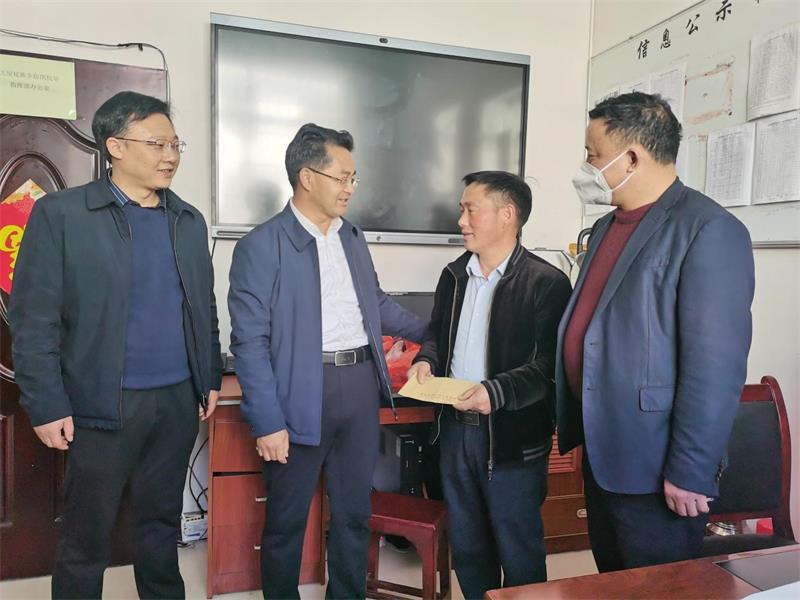 洞口县走访慰问“全国脱贫攻坚先进个人”