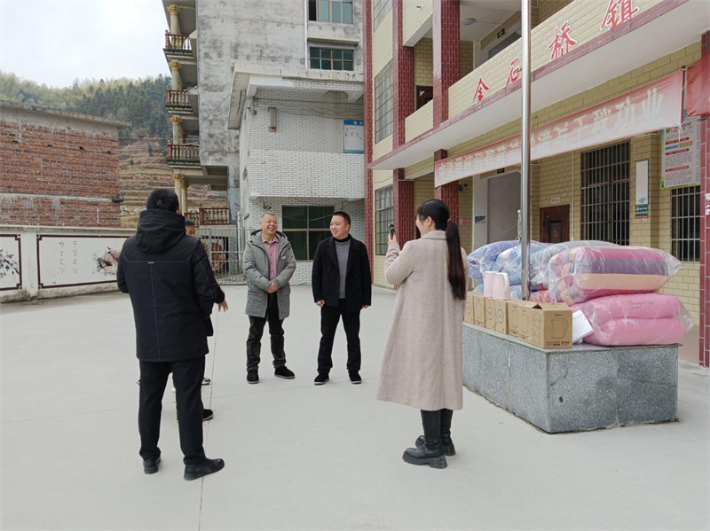 隆回县：爱心人士为偏远山区学校送去温暖