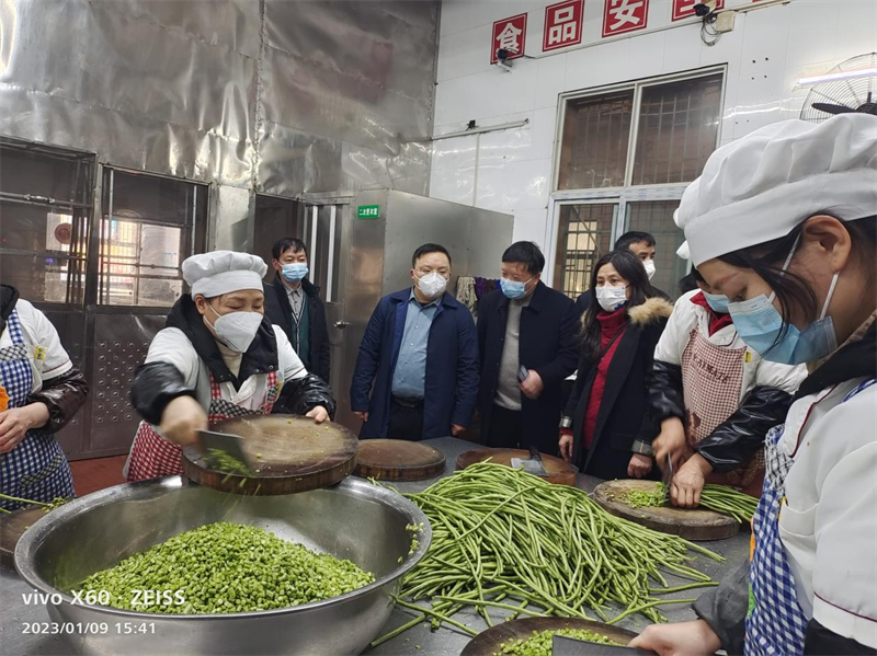 李丁一行赴市六中检查食品安全工作