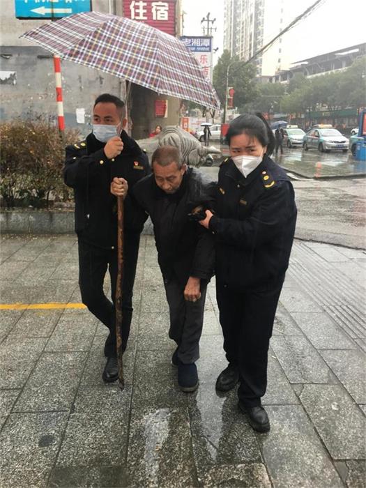 洞口县：暖心城管真情护送多名体弱老人回家