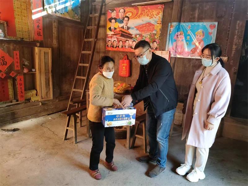 洞口县政协委员走访慰问困难老人