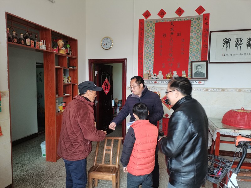 浓情系桑榆 慰问暖人心——洞口四中开展新春走访慰问退休教工活动