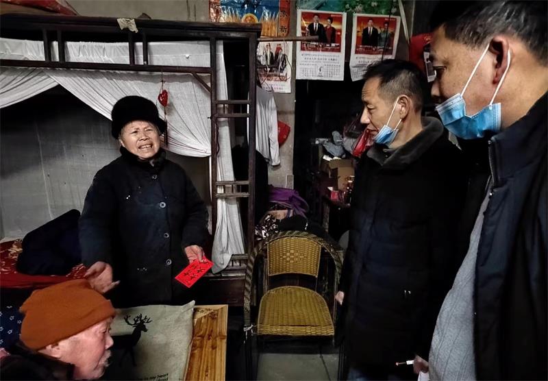 洞口县山门镇中心学校春节前夕慰问家庭困难教职工