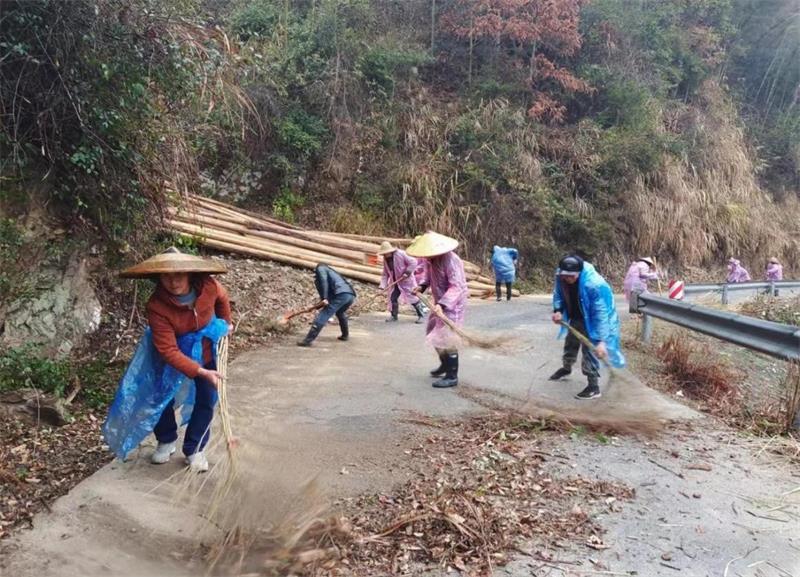 洞口县桐山乡市坪村：道路环境大整治，干干净净迎新春
