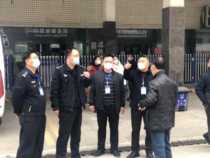 洞口县副县长检查指导春运工作