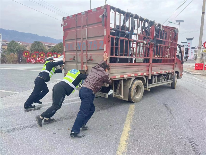 货车抛锚 新邵交警秒变“推车侠”帮助司机脱困境