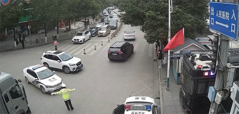 平安春运——邵东交警紧急护送受伤小孩就医