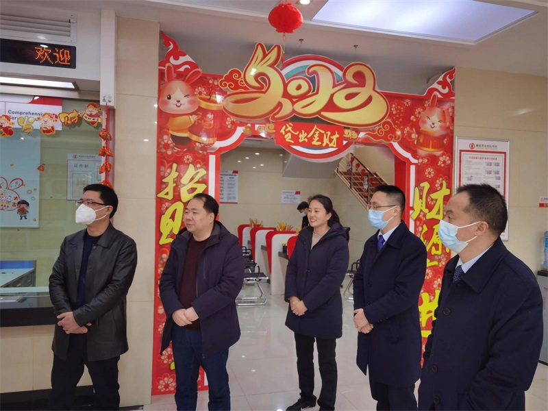 殷殷关爱显真情，切切叮嘱暖人心——刘健仁一行深入新邵农商银行开展走访慰问