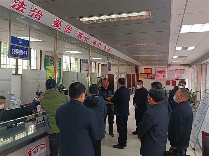 刘军一行到隆回县自来水公司看望慰问供水一线员工
